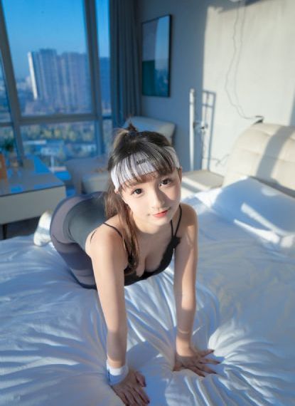办公室的超短裙女教师