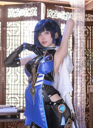 女仆露出双乳给客人玩